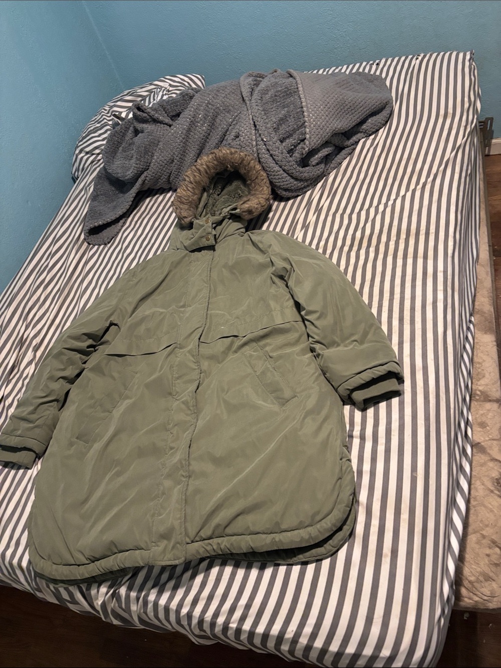 Womens size 2X winter coat  Olive Green brand Falls Creek with  Faux Fur Trim